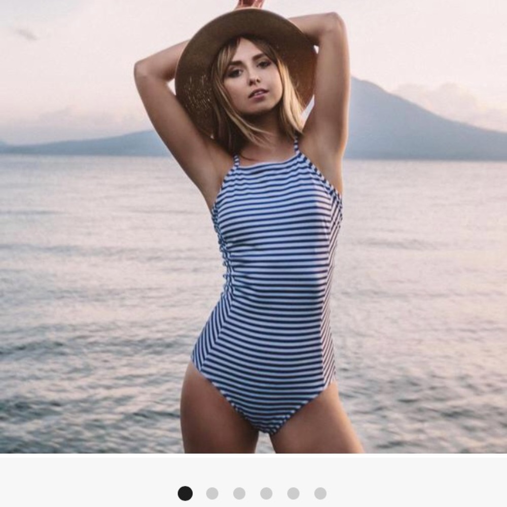 The Weekender (navy/white stripe). Size Small